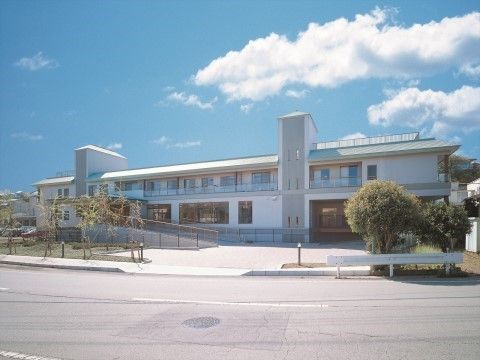 「ニチイホーム 修善寺」の外観。建物周辺に緑を配している。