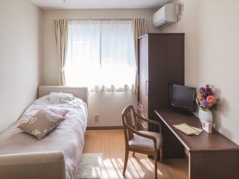「ニチイホーム 修善寺」の居室。ナースコールを完備している。