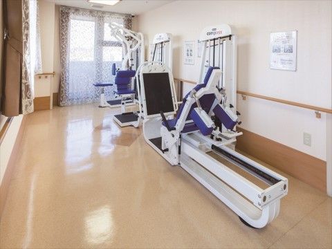 「ニチイホーム 修善寺」の介護予防フィットネススペース（イメージ）。トレーニングマシンを完備している。