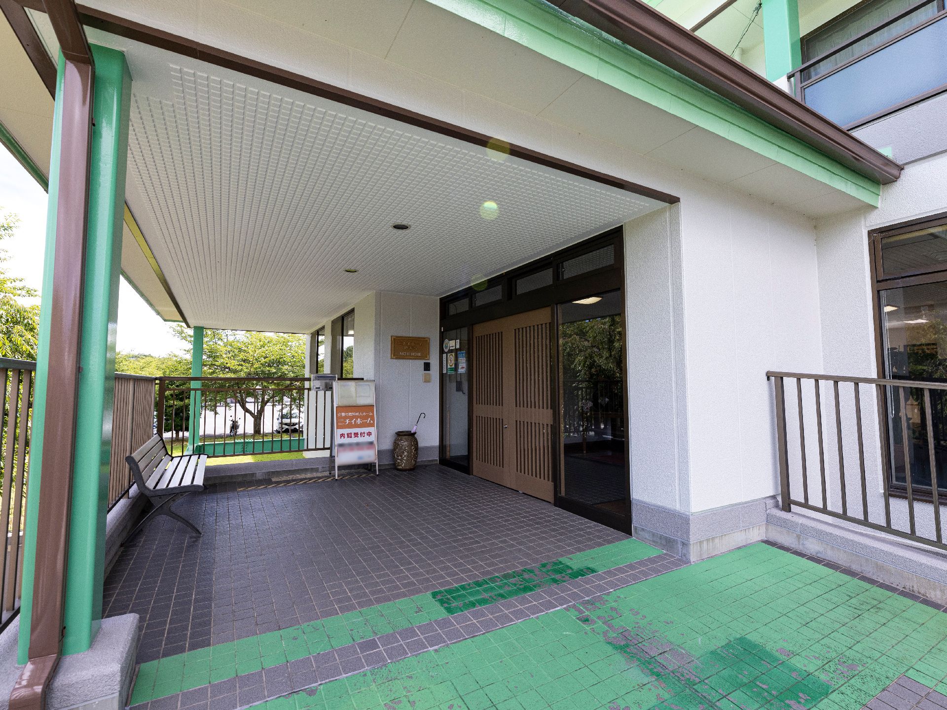 雨の日も出入りがスムーズな、屋根のある玄関