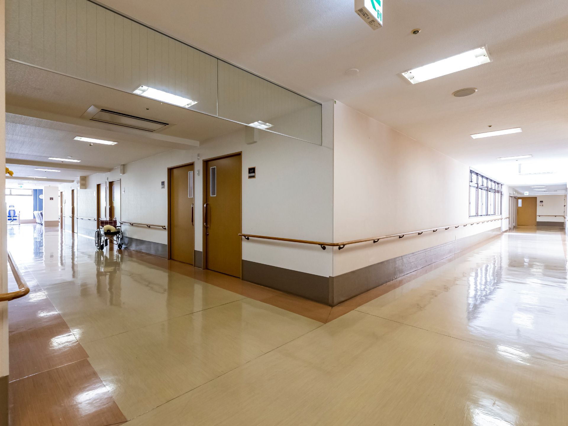 幅を広くとっている、手すりの付いた廊下