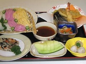 メロンのデザートと天ぷら盛り合わせが付いたメニュー