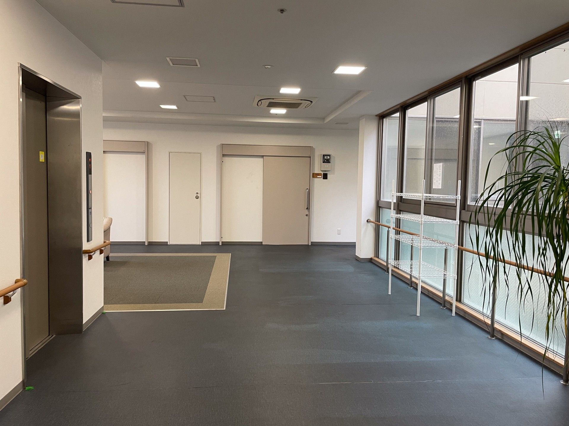 居室バルコニーから敷地面まで移動できる外階段が設置されている施設