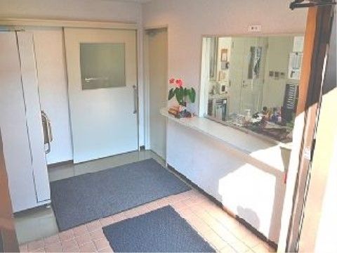 受付窓口が設置された玄関