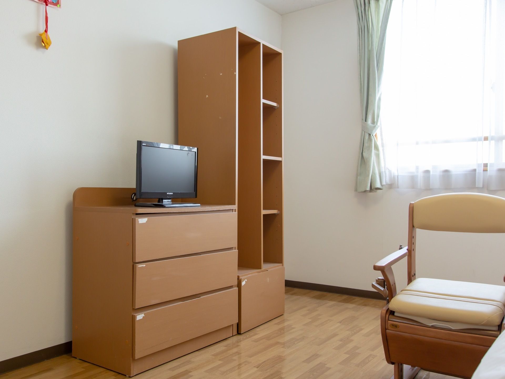 居室には洋服用の収納庫とハンガーを掛けるタイプの縦型収納庫が設置されており、入居者様は自由に収納することができる。