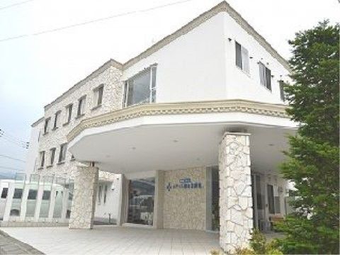 3階建ての白い建物