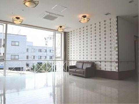 大きな窓から外の景観を眺める事のできるホール。広い場所でくつろぎのある穏やかな時間を過ごすとこができる。