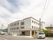 建物は３階建てで玄関ポーチには屋根がついている。建物周りは駐車スペースになっており、屋根の前まで車を乗りつけることができる。