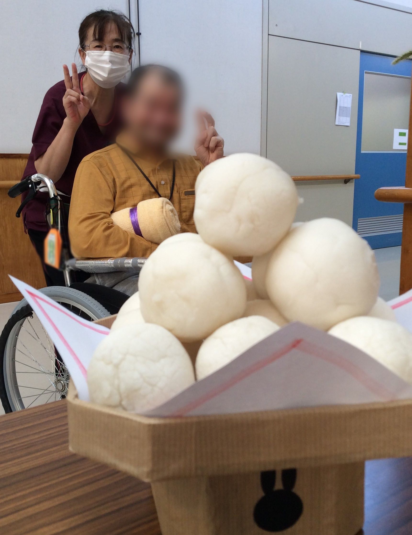 笑顔のスタッフと利用者