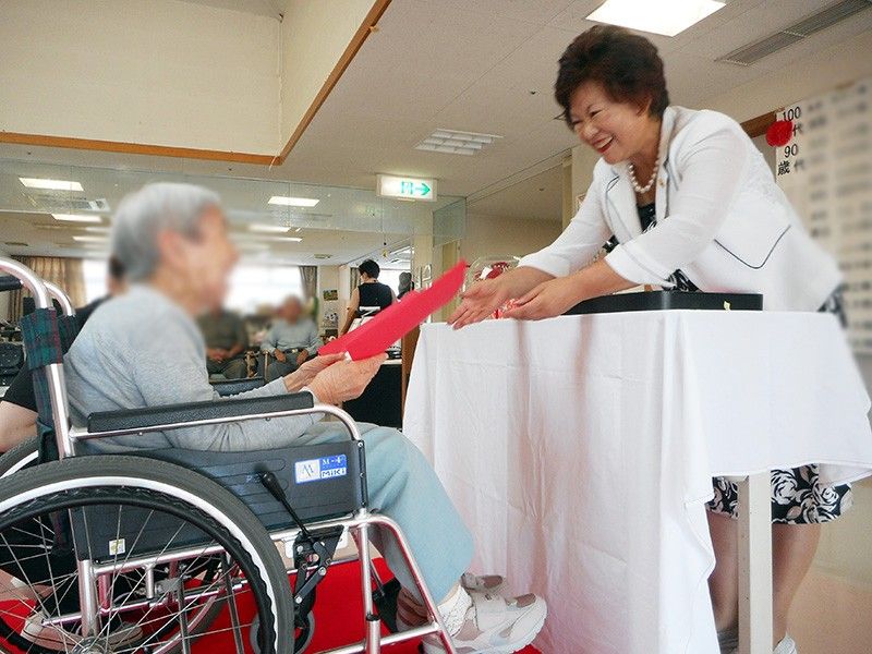 笑顔で交流する場面