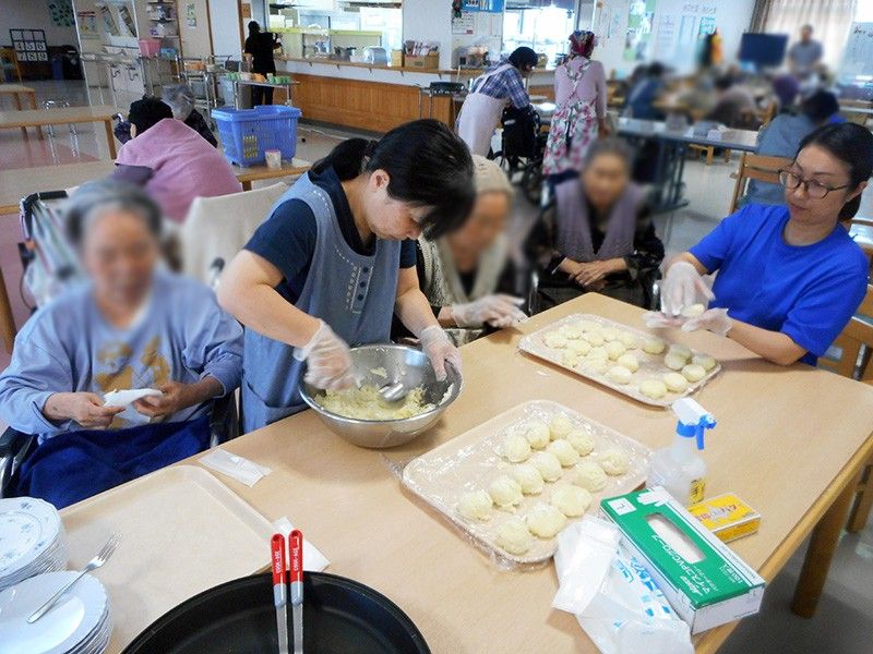 みんなで楽しく調理する様子