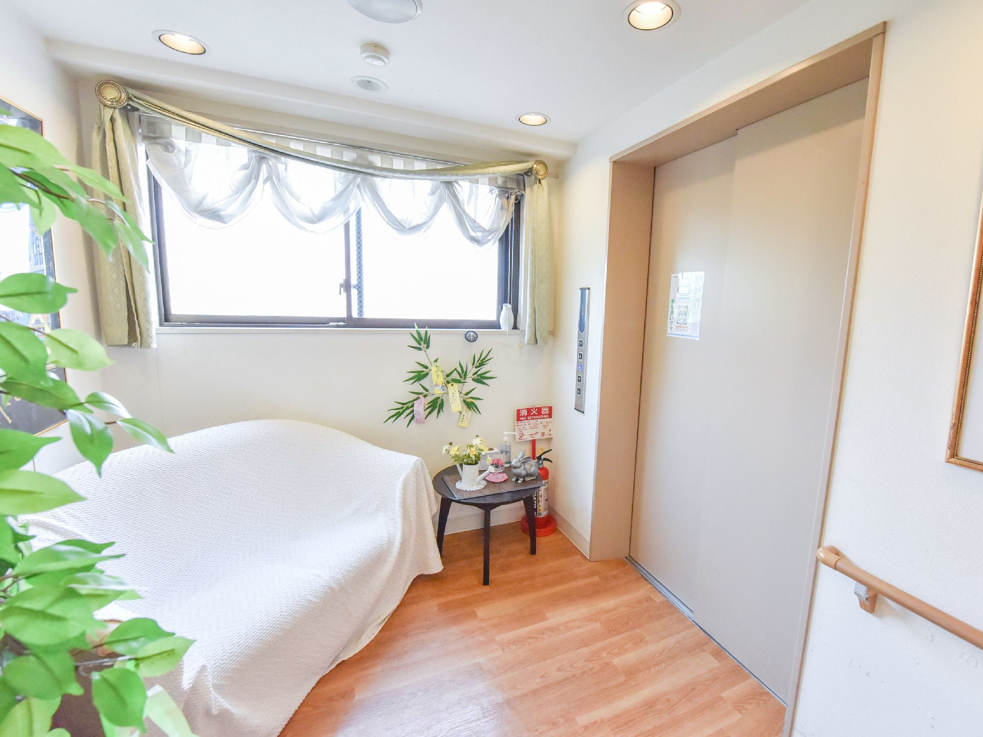エレベーター付近には、うさぎの置物、花、観葉植物が飾られている。さらにはソファーも置かれ、待ち時間も休むことが可能である。