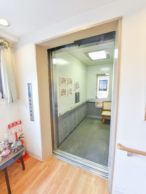 エレベーター内