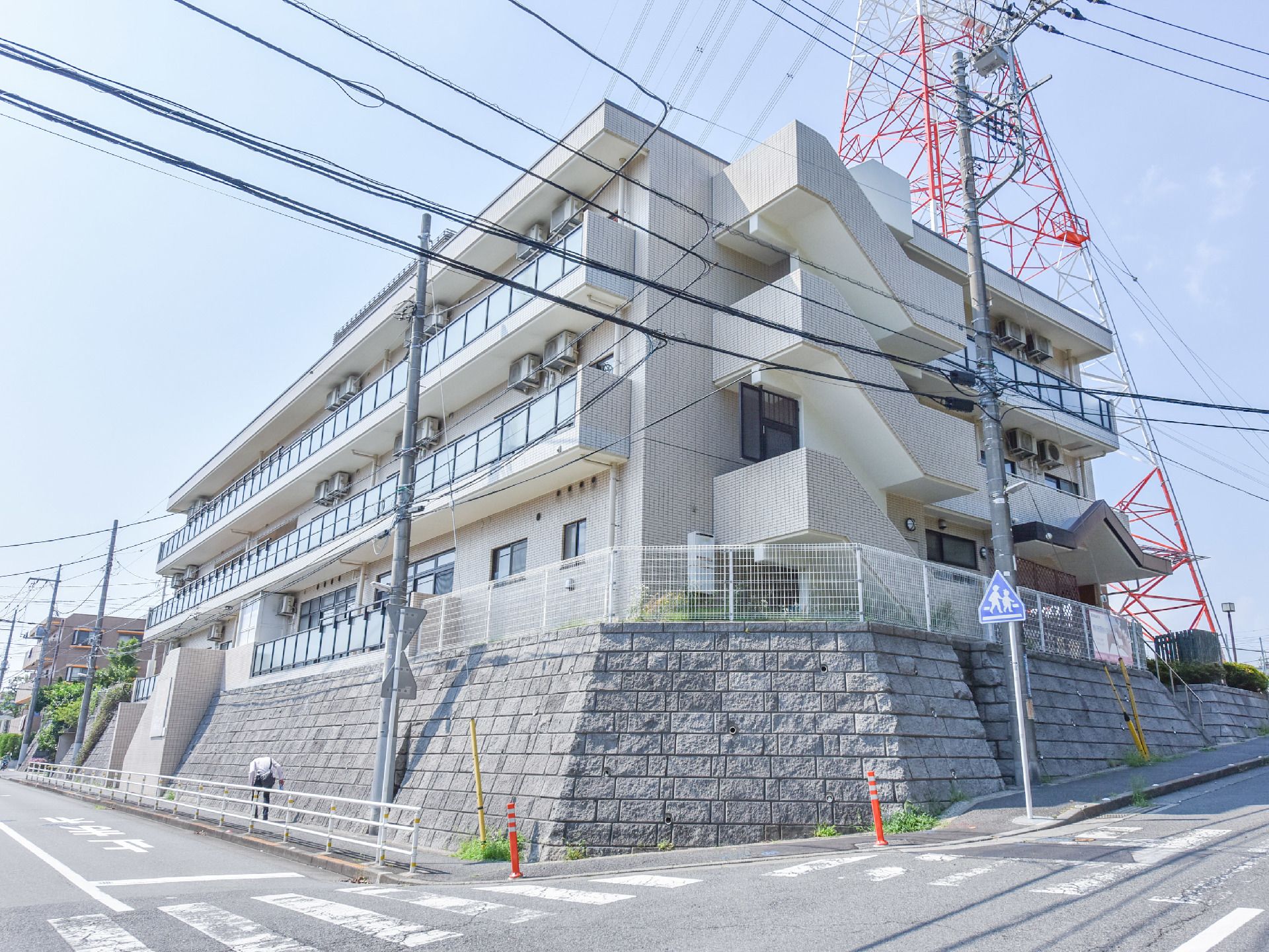 外観は石垣の上に建てられている。さらに、3階建てであることもあり、下から見るととても高い建物に見える。