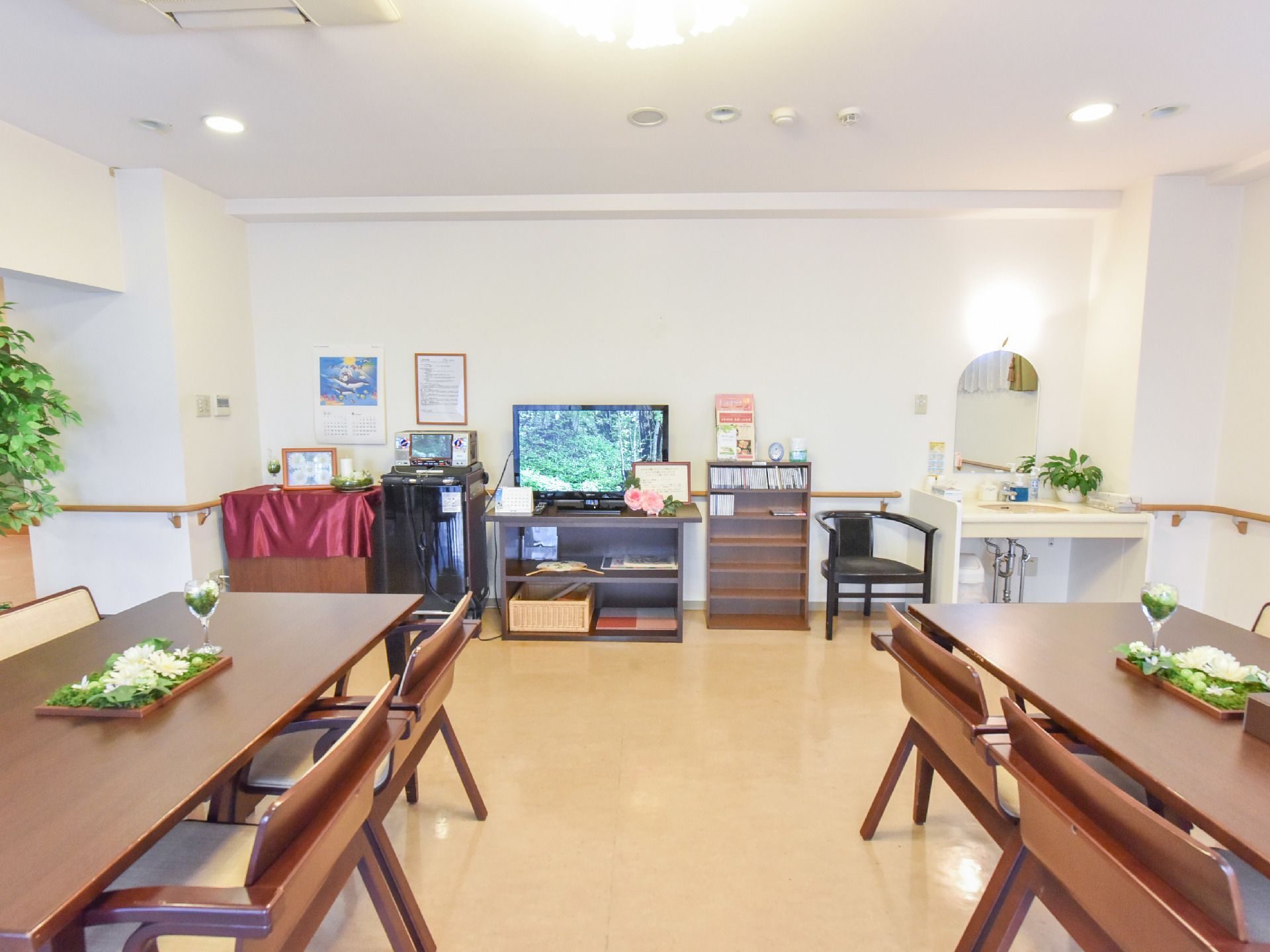 談話室には団らんの為のテレビとカラオケがある。また洗面台もあり、その場で手を洗ったりうがいをしたりすることが出来る。