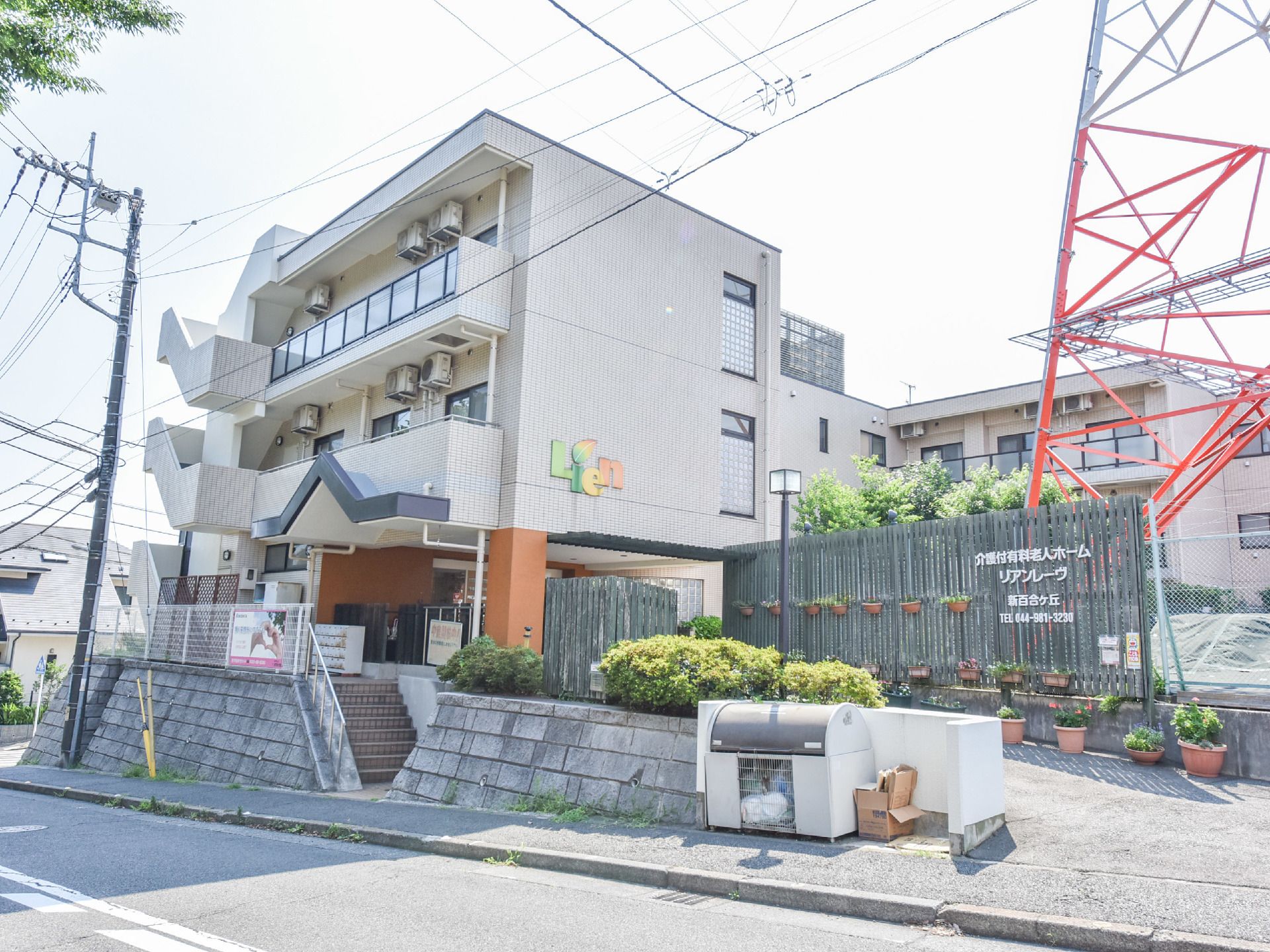 施設にはオシャレな木製の柵が設置されている。さらには柵には施設名が書かれている。植物も飾られている。