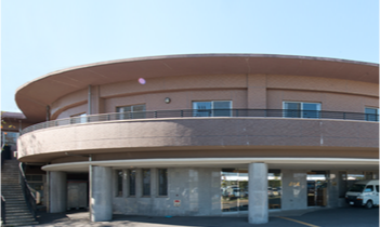 円形の建物の外観