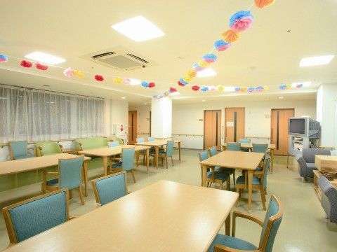 広いスペースの中には複数のテーブルと椅子が置かれており、入居者様が一堂に会して食事などを楽しむことができる。