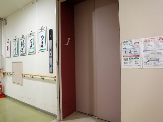 エレベーター前