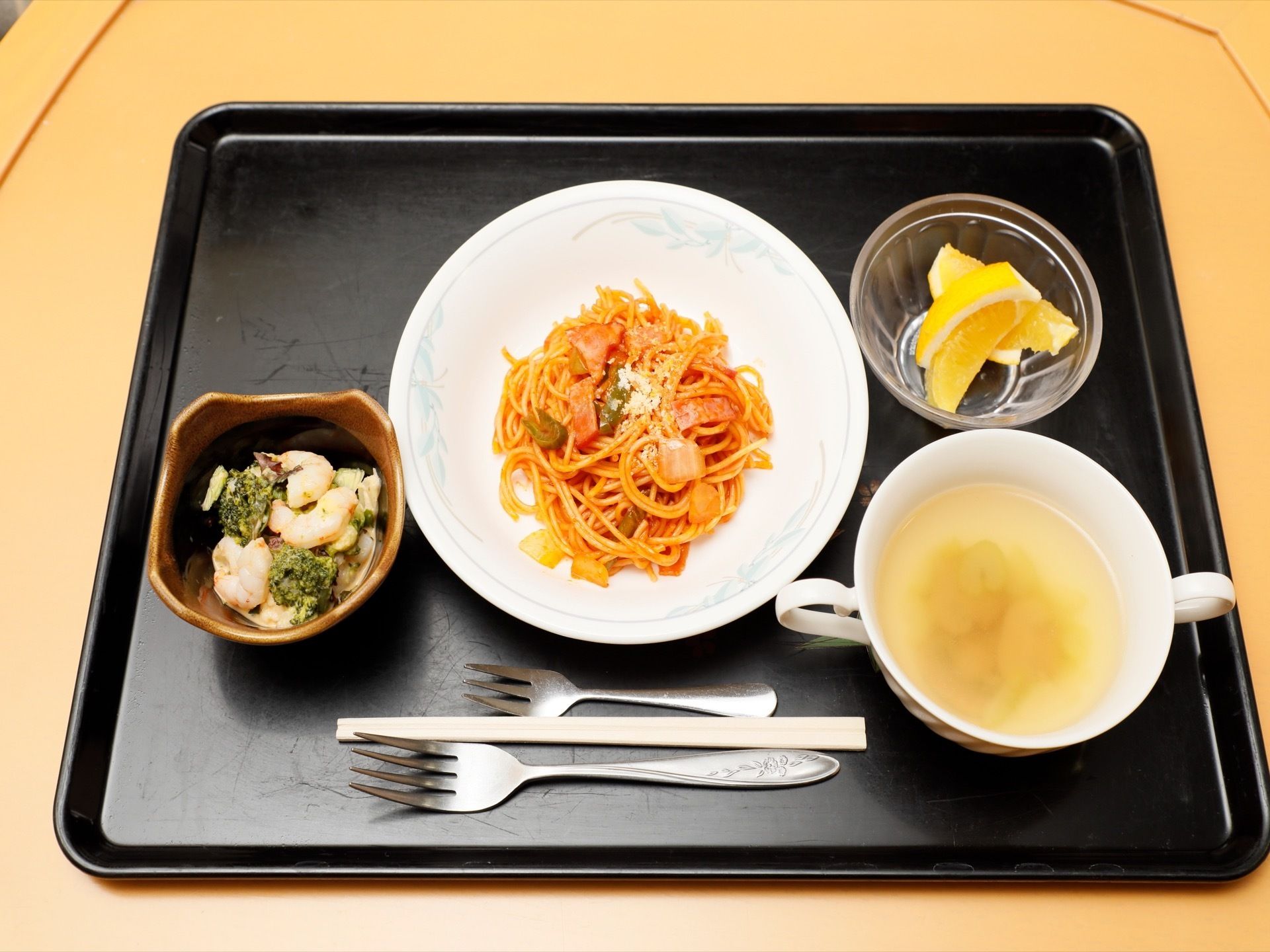 食事メニューにはパスタなど麺類も出る。色どりの良いメインに副菜、スープに果物もある。使いやすいようフォークや箸が準備されている。