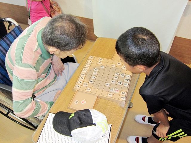 将棋を楽しむ様子