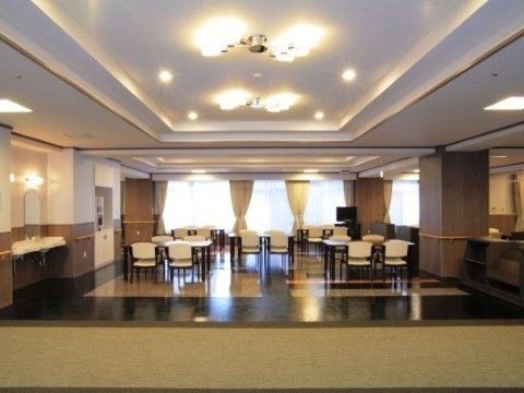 ホテルの大広間のような、シックでおしゃれなダイニング