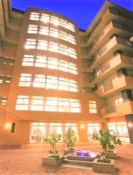 広い敷地に建つ大きな建物に囲まれた、施設の中庭の様子