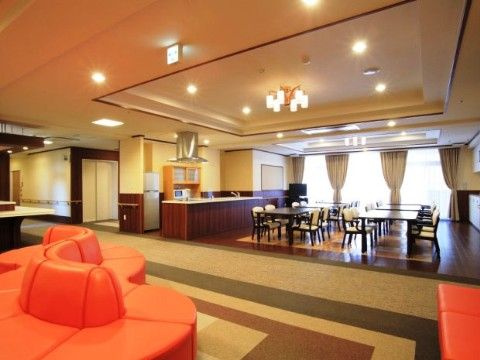 施設内の通路と食堂を隔てる壁や扉はなく、開放的な空間になっている。食堂にはテーブルと椅子、離れた場所にはソファーが置かれている。