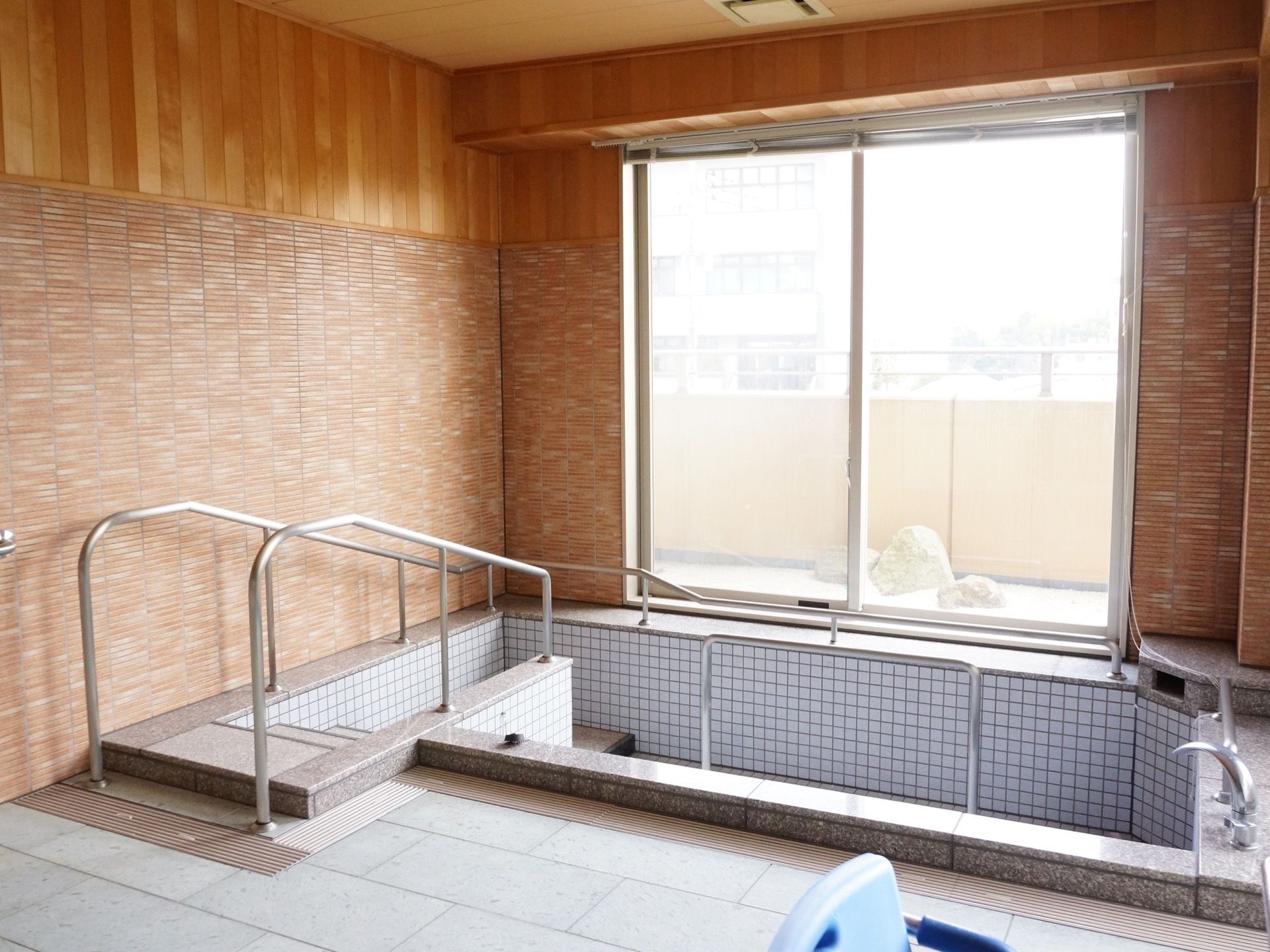 清潔感のある浴室の外部は、岩と玉砂利で構成された石庭が整備されており、入居者様はそれを眺めながらの入浴が可能である。