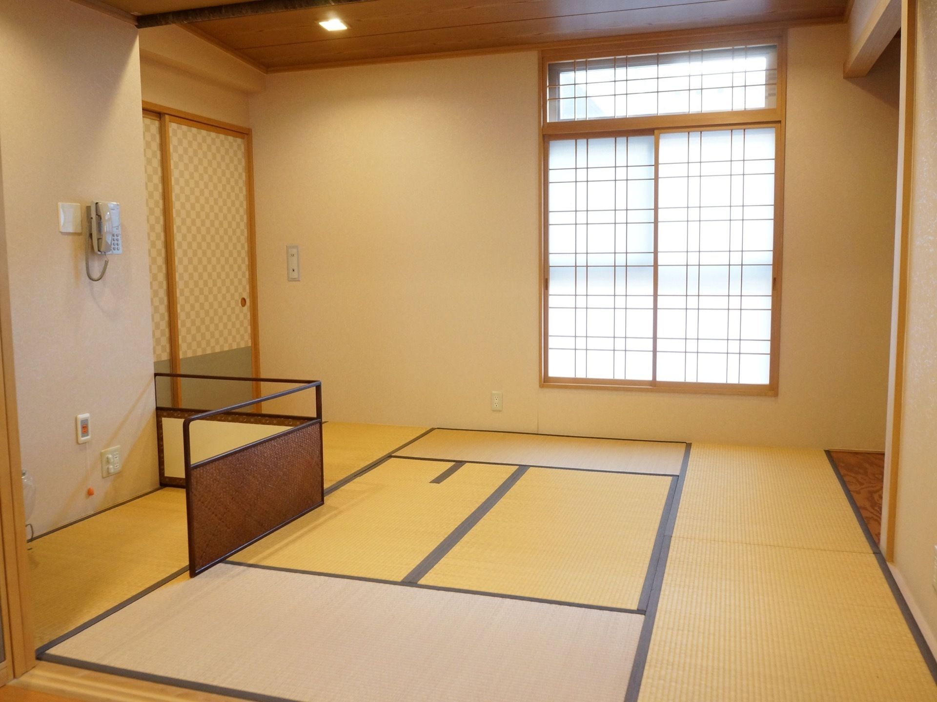 畳敷きの和室である。床の間や天井などには木肌の温かさを生かしたつくりになっており、落ち着いた雰囲気となっている。