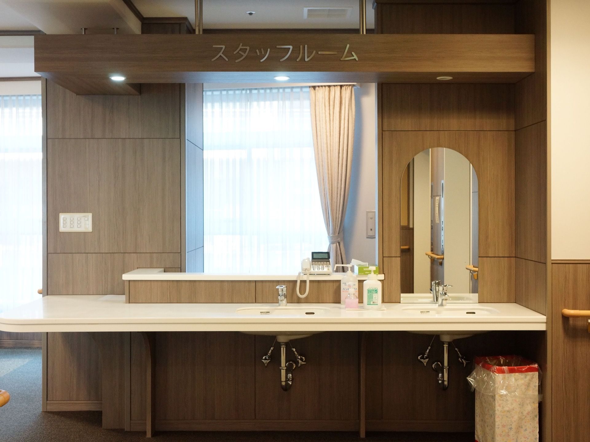 スタッフルームの前には幅を広く確保された洗面台が設置されており、入居者様はゆったりと使用することができる。