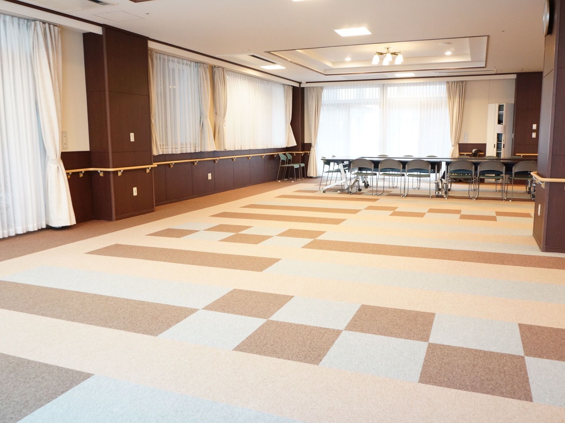 広い空間の多目的室の床は繊維質のタイルカーペットになっており、歩行音の反響を防ぐことができ、踏み心地が良い。