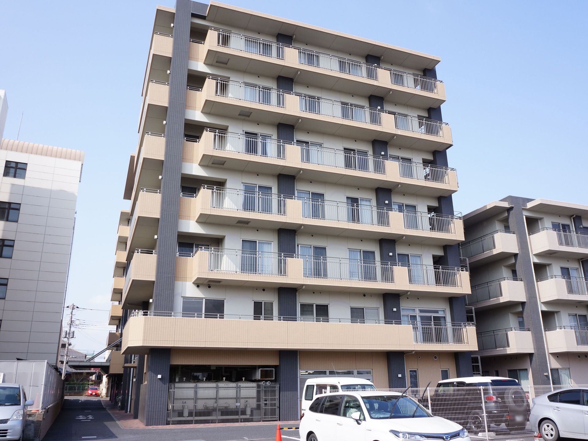 鉄筋コンクリート造の施設の建物である。ルーフバルコニーが南側に設置されており居室の採光の確保も十分である。