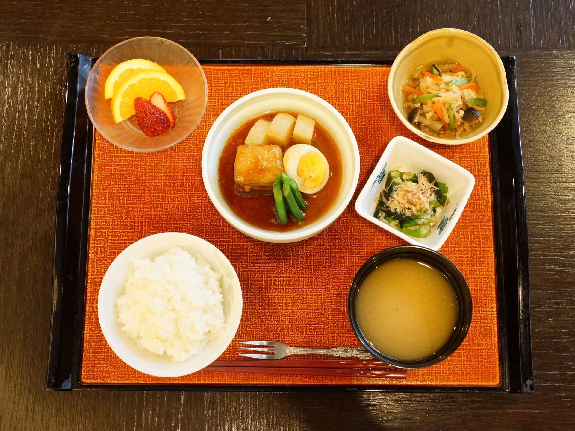 施設で提供される一人分の食事の写真。バランスの良い一汁三菜の献立になっていて一人分をお膳にのせて提供される。