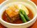 この日のお食事のメインは豚の角煮。野菜や卵が添えられていて彩もきれい。施設内の厨房で調理され、温かいものが提供される。