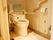 設置された洋式トイレには背あてやひじ掛けが追加されている。壁には手すりやナースコールが取り付けられている。