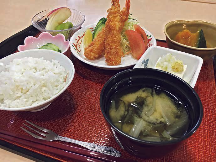 海老フライとサラダ、ご飯と味噌汁とフルーツのデザート