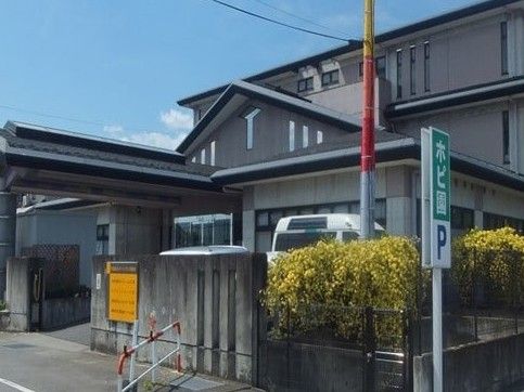 駐車場のある建物外観