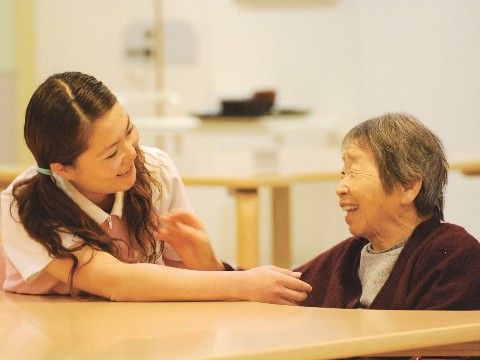 「シニアグランドホーム ブルーメンハイム・トーホー」の介護。丁寧な対応を心掛けている。