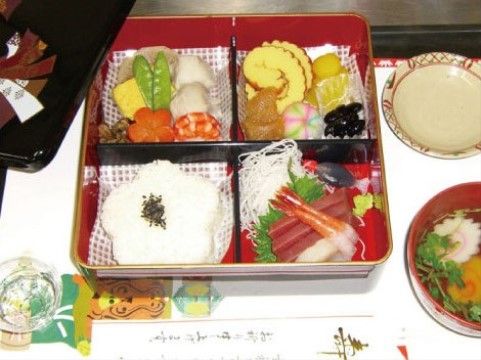 「シニアグランドホーム ブルーメンハイム・トーホー」のお食事２(お正月)。季節のイベントメニュー。
