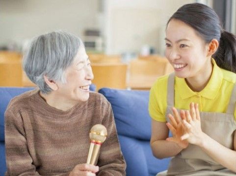 「シニアグランドホーム ブルーメンハイム・トーホー」のカラオケクラブ。趣味のカラオケを楽しめます。
