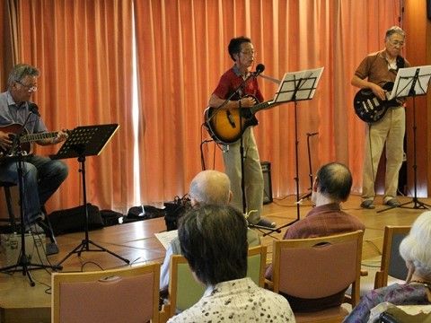 「シニアグランドホーム ブルーメンハイム・トーホー」の演奏会（ボランティア等）。音楽鑑賞のイベントを行っている。