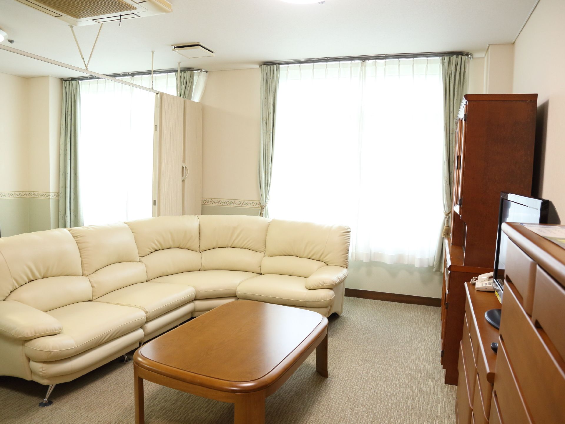 大きなソファーにはゆったり座ることができる。テレビがある。たくさんの収納ができる家具が豊富にそろえてある。