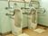 男性トイレが2つある。トイレの周りには手すりがついており、安全である。床にはタオルが敷いてあるので飛び散り防止にもなる。
