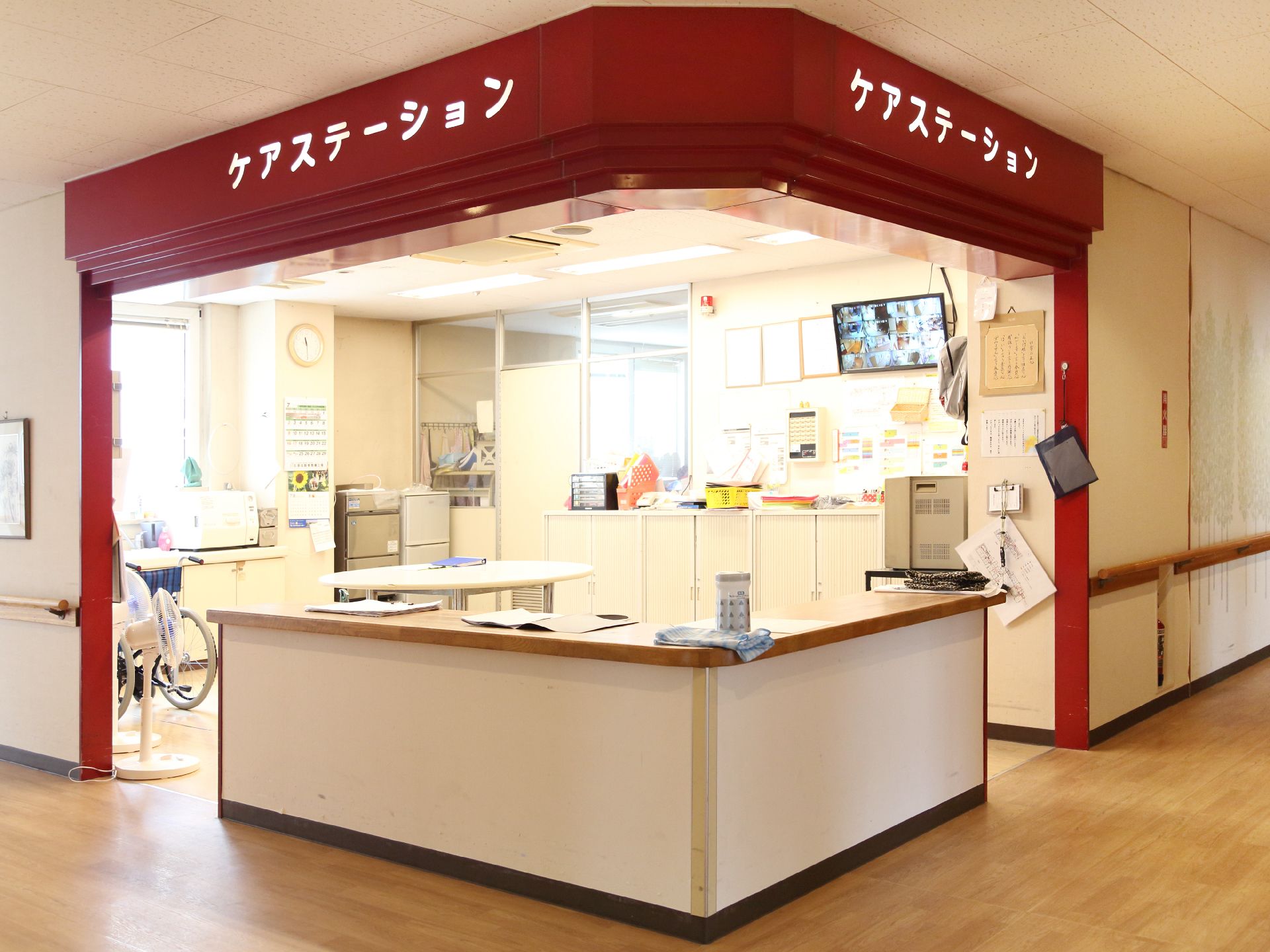 遠くからでも認識しやすい赤の壁で囲われているケアステーションである。中にはモニターがあり、高齢者のケアがきちんとできる。