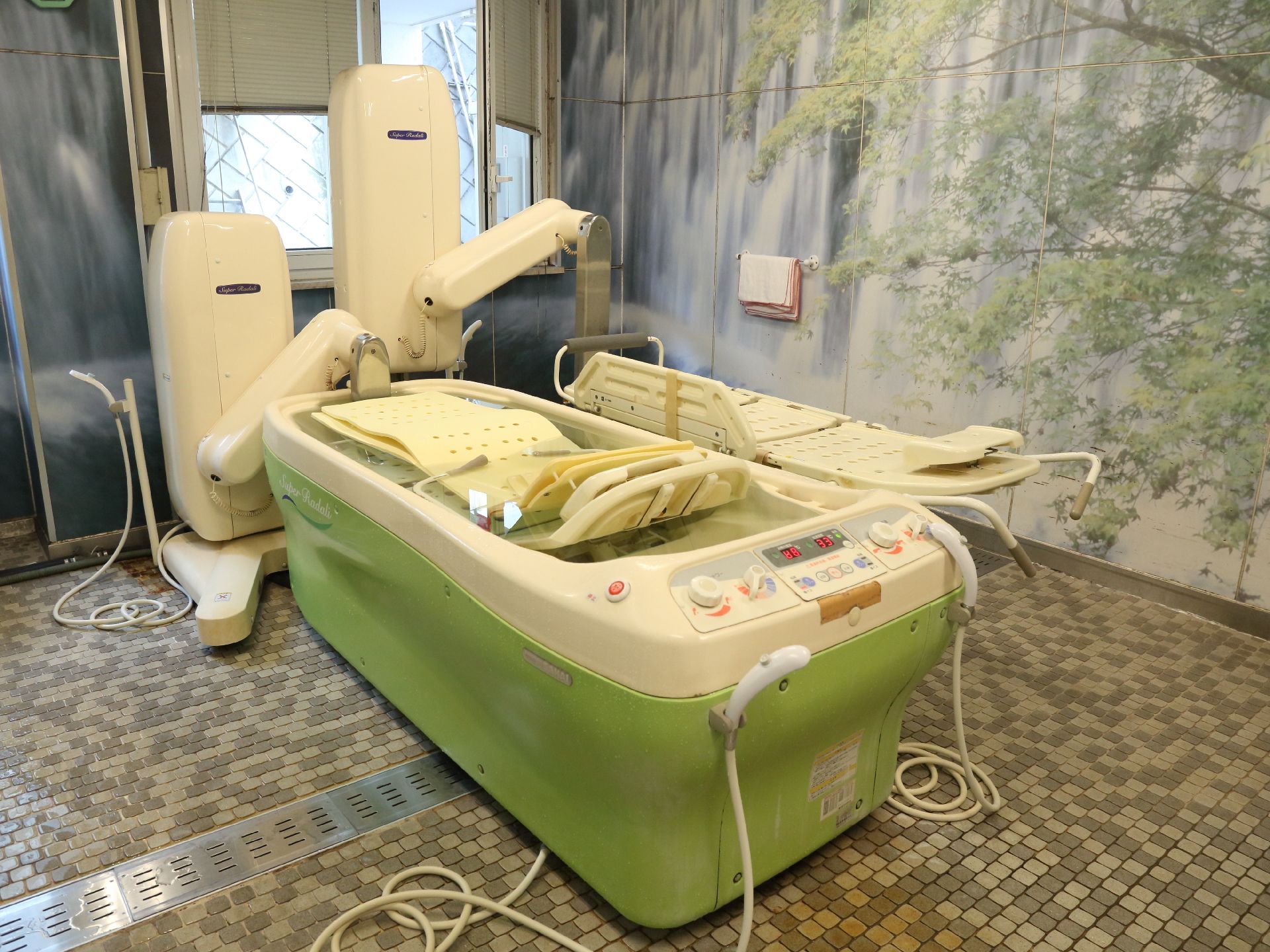 寝たきりの高齢者でも入浴できる構造となっている。フラットな床なので車椅子の人も利用しやすい。入浴介助品がきちんと揃っている。