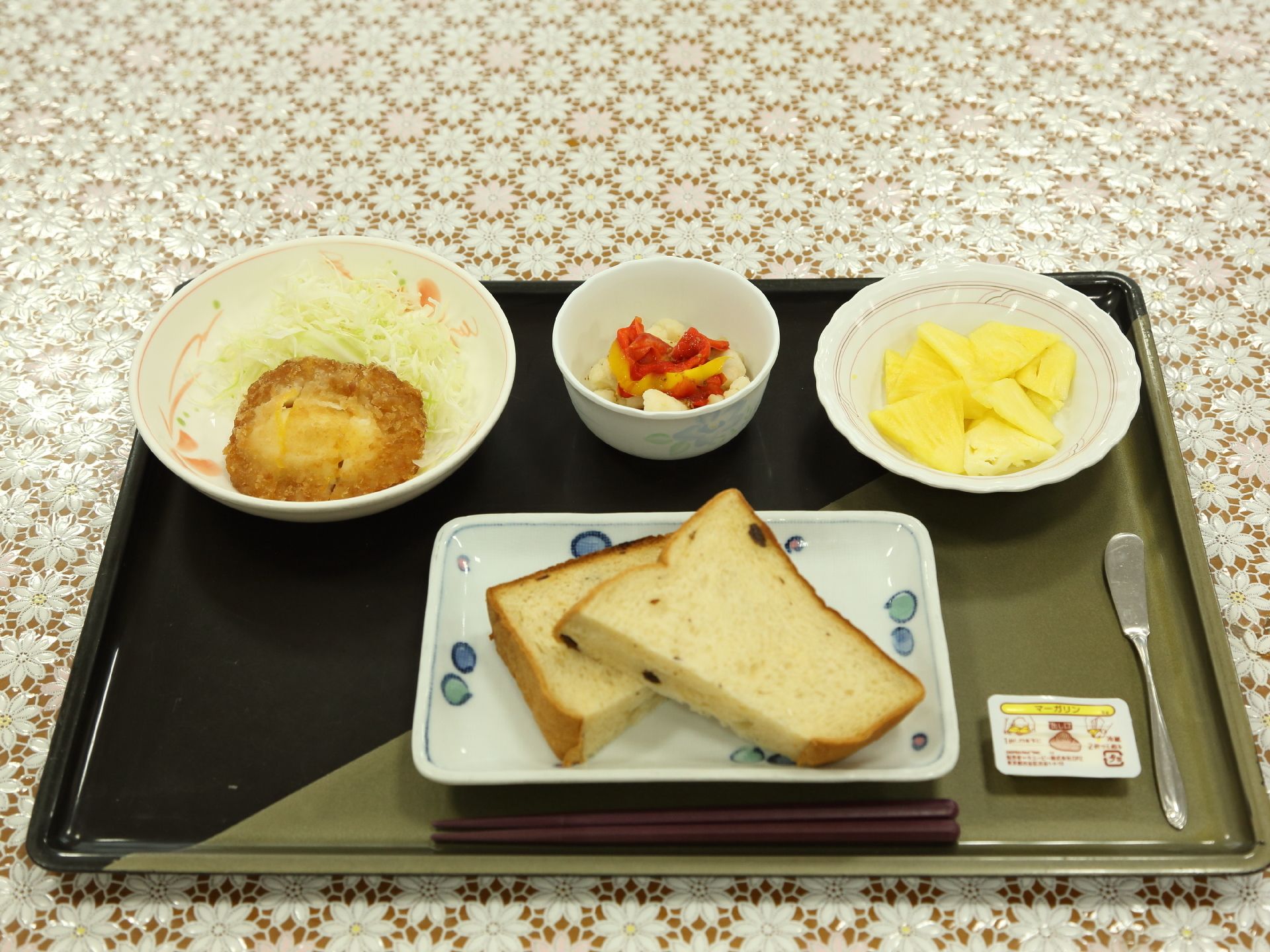量は平均的で完食しやすい。バランスよく取れるメニューとなっている。食パンは焼いていないので噛みやすい。