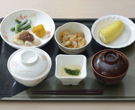 バナナのデザートとごはんと汁物がセットになった和食