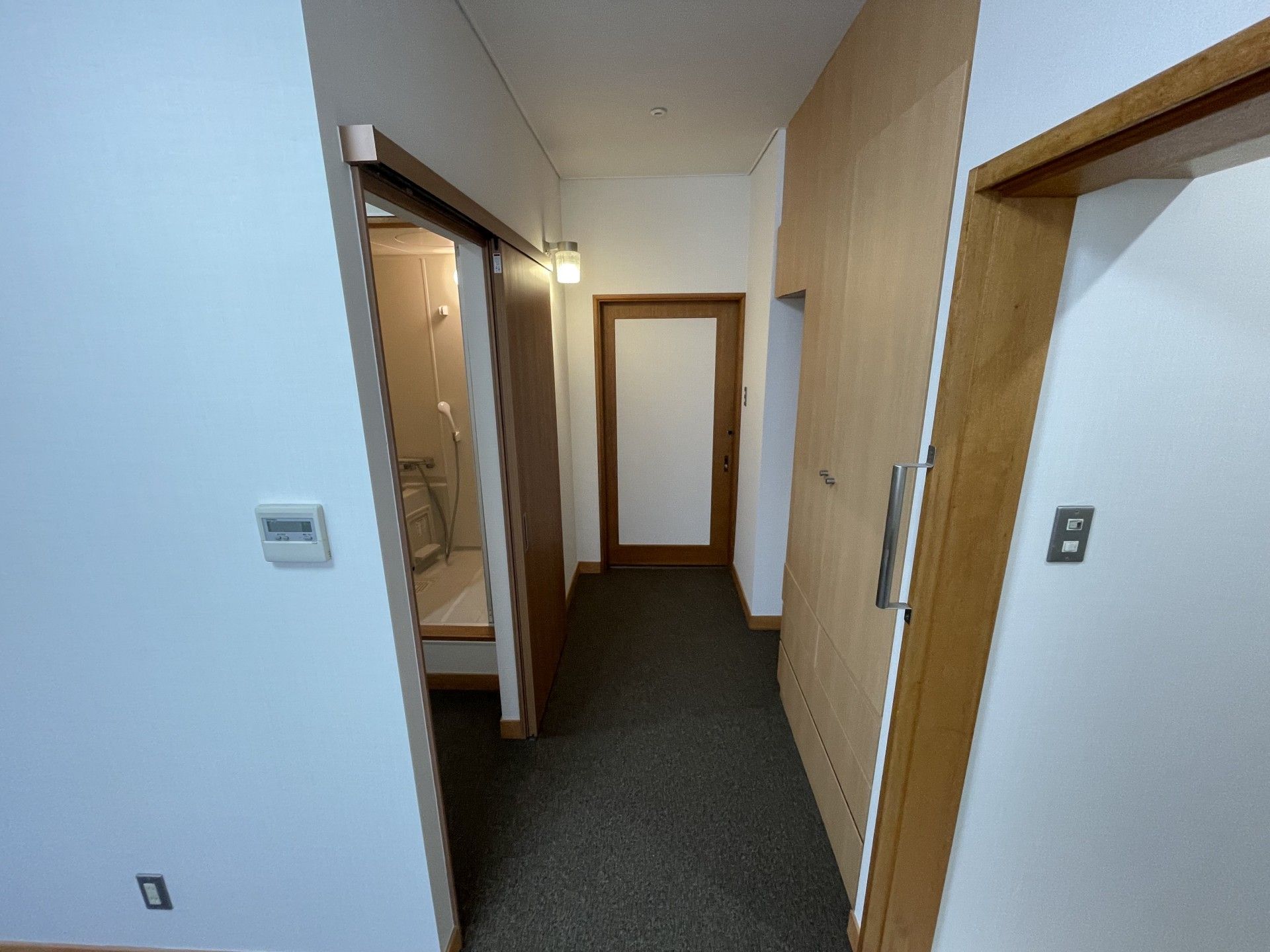 清潔感のある廊下と部屋