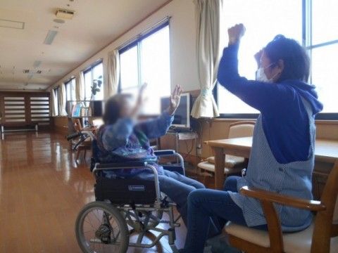窓際での交流の様子